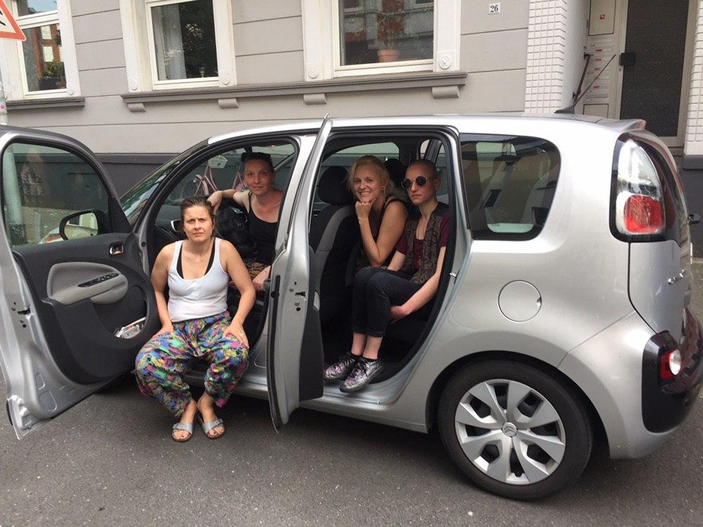Vier Frauen blicken aus einem parkenden Auto