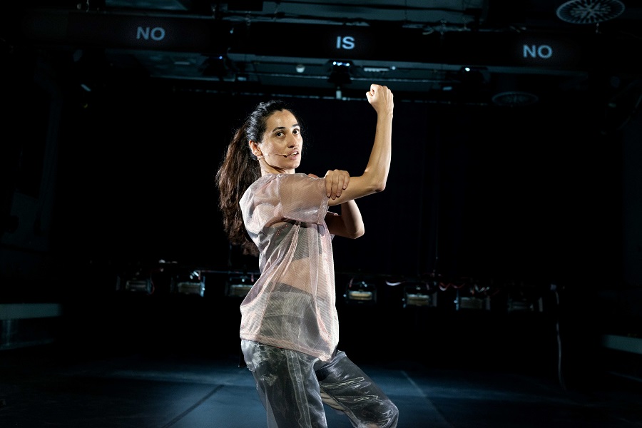 Tänzerin Kilincel auf der Bühne mit selbstbewusster Geste